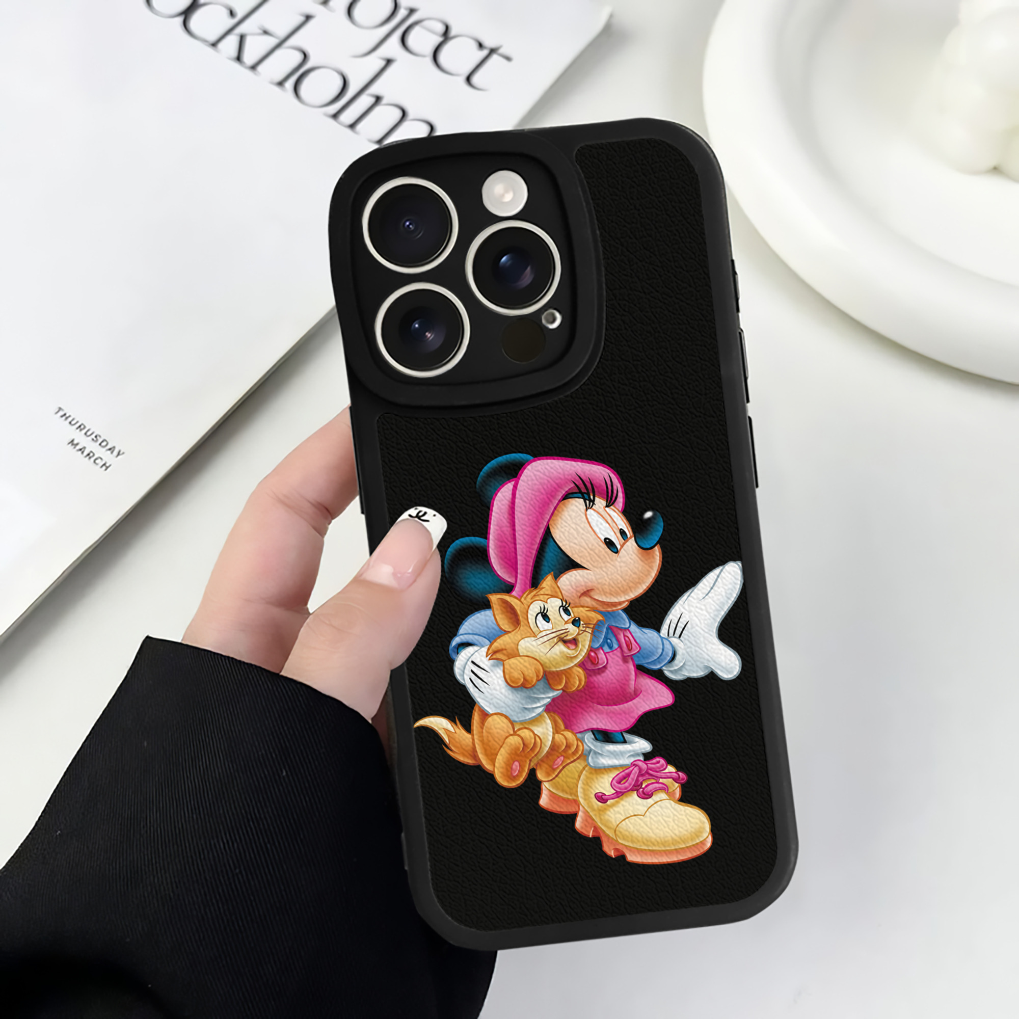 （画像用） ミッキーマウス Mickey Mouse 【iPhone 16シリーズ対応】シリコンスマホケース（レザー調） 材質：シリコン